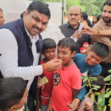 विधायक गजेंद्र यादव ने बच्चों को कराया आयुर्वेद का स्वर्णप्राशन